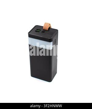 Banque d'alimentation portable haute capacité avec lampe de poche intégrée sur fond blanc Banque D'Images