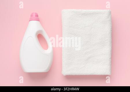 Détergent à lessive dans une bouteille en plastique blanc avec une pile de serviettes en coton Banque D'Images