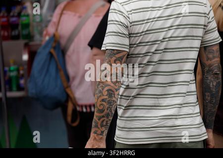 BANGKOK, THAÏLANDE - 12 JUILLET 2026 : Bras masculin avec tatouage, gros plan. Banque D'Images