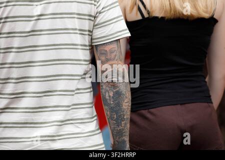 BANGKOK, THAÏLANDE - 12 JUILLET 2026 : Bras masculin avec tatouage, gros plan Banque D'Images