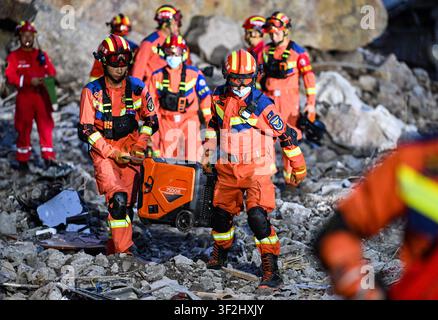 (260719) -- PEKIN, 19 juillet 2026 (Xinhua) -- Les sauveteurs travaillent sur le site d’un glissement de terrain dans le comté autonome Miao et Tujia de Pengshui, dans le sud-ouest de la municipalité de Chongqing en Chine, le 18 juillet 2026. La catastrophe géologique s’est produite à 9 h 08 vendredi dans le sous-district de Hanjia du comté autonome Miao et Tujia de Pengshui à Chongqing, ensevelissant plus de 10 bâtiments résidentiels. Les opérations de recherche et de sauvetage sont toujours en cours. (Xinhua/Wang Quanchao) Banque D'Images