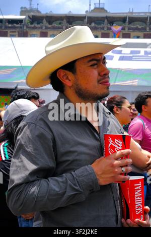 Ville de Mexico, CDMX, Mexique – 15 juillet 2026 : Homme portant un chapeau de cowboy tenant des boissons au Fanfest Banque D'Images