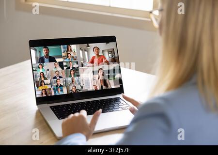 Femme d'affaires collaborant avec des collègues diversifiés par appel vidéo Banque D'Images
