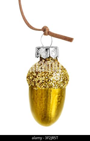 Boule de sapin de Noël en forme de gland doré suspendue sur fond blanc Banque D'Images