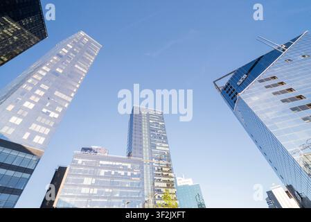 Tallinn, Estonie, 5 juillet 2026, Une vue impressionnante orientée vers le haut des gratte-ciel en verre du centre d'affaires de Tallinn, mettant en valeur l'architecture moderne avec Banque D'Images
