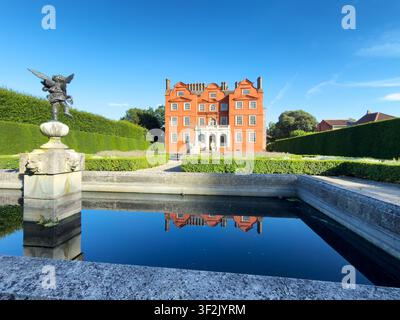 Londres, Royaume-Uni - 4 juillet 2026 : Vue du Kew Palace et des jardins, avec reflet, Kew Gardens, Londres. Construit en tant que manoir en 1631. Banque D'Images