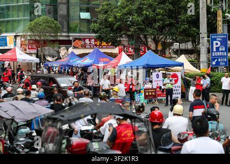 (260719) -- CHONGQING, 19 juillet 2026 (Xinhua) -- Des bénévoles à moto attendent en file à un point de rassemblement pour livrer des fournitures et du personnel dans le comté autonome Miao et Tujia de Pengshui à Chongqing, dans le sud-ouest de la Chine, le 19 juillet 2026. Un éboulement induit par les pluies s'est produit à 9 h 08 vendredi dans le sous-district de Hanjia à Pengshui, ensevelissant plus de 10 bâtiments résidentiels, laissant certains résidents locaux piégés et portés disparus. La Chine a activé une réponse d'urgence nationale de niveau II pour les catastrophes géologiques. Plusieurs forces de secours, y compris la réponse d'urgence, la lutte contre les incendies et Banque D'Images