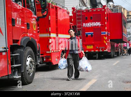 (260719) -- CHONGQING, 19 juillet 2026 (Xinhua) -- Un bénévole transporte des fournitures près du site de sauvetage d’un éboulement montagneux dans le comté autonome Miao et Tujia de Pengshui à Chongqing, dans le sud-ouest de la Chine, le 19 juillet 2026. Un éboulement montagneux induit par les pluies s’est produit à 9 h 08 vendredi dans le sous-district de Hanjia à Pengshui, ensevelissant plus de 10 bâtiments résidentiels, laissant certains résidents locaux piégés et portés disparus. La Chine a activé une réponse d’urgence nationale de niveau II pour les catastrophes géologiques. Plusieurs forces de sauvetage, y compris la réponse d’urgence, le contrôle des incendies et la sécurité publique r Banque D'Images