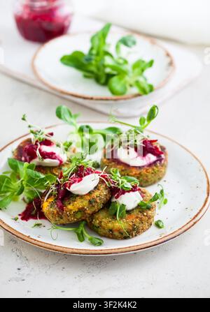 Beignets avec quinoa, légumes et graines de lin Banque D'Images