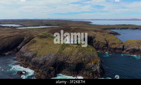DUNNET HEAD, ÉCOSSE - 12 JUIN 2024 : Une vue panoramique aérienne étendue du phare de Dunnet Head sur le bord de la falaise verte surplombant l'océan en aucun Banque D'Images