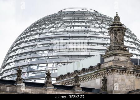 Berlin, Allemagne. 19 juillet 2026. Le dôme du bâtiment du Reichstag, siège du Bundestag allemand. Credit: Fabian Sommer/dpa/Alamy Live News Banque D'Images
