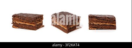 Gâteau brownie isolé, gâteau au chocolat allemand fait maison, morceau carré de brownie avec copeaux de chocolat sur fond blanc Banque D'Images