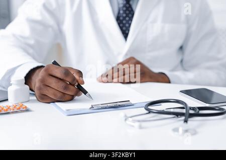 Gros plan sur les médicaments médicaux africains prescrivant des pilules au patient Banque D'Images