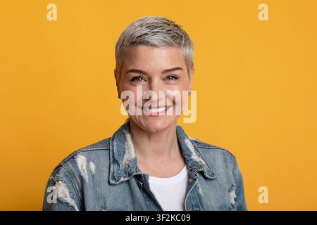 Portrait de la belle femme mûre avec Smiling cheveux court à l'appareil photo Banque D'Images