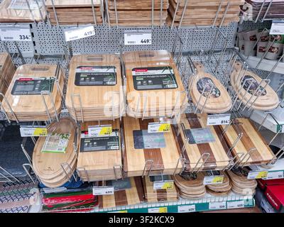 VORONEZH, Russie - 21 février 2026. Diverses planches à découper en bambou et en bois sont disposées sur des étagères métalliques dans un magasin de détail en Russie. Les clients peuvent br Banque D'Images