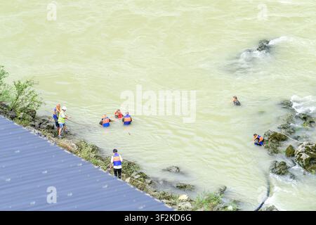 (260719) -- CHONGQING, 19 juillet 2026 (Xinhua) -- Les sauveteurs travaillent sur le site d'un éboulement dans le comté autonome Miao et Tujia de Pengshui à Chongqing, dans le sud-ouest de la Chine, le 19 juillet 2026. Un éboulement induit par des pluies s'est produit à 9 h 08 le vendredi dans le sous-district de Hanjia à Pengshui, ensevelissant plus de 10 bâtiments résidentiels, laissant certains résidents locaux piégés et disparus. La Chine a activé une réponse d'urgence nationale de niveau II pour les catastrophes géologiques. Plusieurs forces de secours, y compris la réponse d'urgence, la lutte contre les incendies et la sécurité publique, se sont précipitées sur les lieux et l Banque D'Images