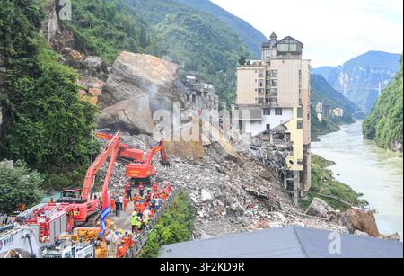 (260719) -- CHONGQING, 19 juillet 2026 (Xinhua) -- Les sauveteurs travaillent sur le site d'un éboulement dans le comté autonome Miao et Tujia de Pengshui à Chongqing, dans le sud-ouest de la Chine, le 19 juillet 2026. Un éboulement induit par des pluies s'est produit à 9 h 08 le vendredi dans le sous-district de Hanjia à Pengshui, ensevelissant plus de 10 bâtiments résidentiels, laissant certains résidents locaux piégés et disparus. La Chine a activé une réponse d'urgence nationale de niveau II pour les catastrophes géologiques. Plusieurs forces de secours, y compris la réponse d'urgence, la lutte contre les incendies et la sécurité publique, se sont précipitées sur les lieux et l Banque D'Images