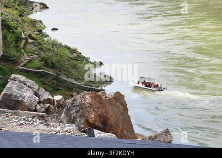 (260719) -- CHONGQING, 19 juillet 2026 (Xinhua) -- Les sauveteurs travaillent sur le site d'un éboulement dans le comté autonome Miao et Tujia de Pengshui à Chongqing, dans le sud-ouest de la Chine, le 19 juillet 2026. Un éboulement induit par des pluies s'est produit à 9 h 08 le vendredi dans le sous-district de Hanjia à Pengshui, ensevelissant plus de 10 bâtiments résidentiels, laissant certains résidents locaux piégés et disparus. La Chine a activé une réponse d'urgence nationale de niveau II pour les catastrophes géologiques. Plusieurs forces de secours, y compris la réponse d'urgence, la lutte contre les incendies et la sécurité publique, se sont précipitées sur les lieux et l Banque D'Images