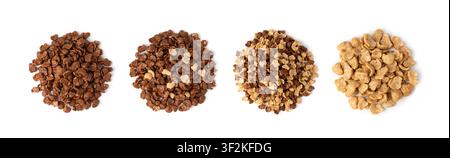 Flocons de céréales au chocolat isolés, petit-déjeuner de riz croustillant. Tas de maïs et de céréales au chocolat, céréales au caramel en gros plan sur fond blanc à Banque D'Images