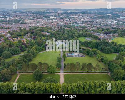 Une photographie aérienne panoramique par drone surplombant Corporation Park à Blackburn, dans le Lancashire, avec le centre-ville qui s'étend au loin. Banque D'Images