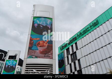 Berlin, Allemagne, 15.07.26, Vue extérieure de l'Uber Arena à Uber Platz à Berlin-Friedrichshain, Allemagne. Des piétons et des cyclistes passent devant l'entrée principale Banque D'Images