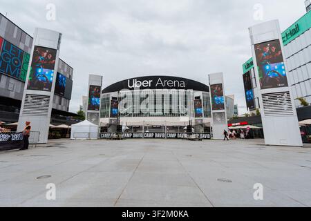 Berlin, Allemagne, 15.07.26, Vue générale de l'Uber Arena encadrée par des colonnes publicitaires numériques et une infrastructure événementielle temporaire à l'Uber Platz à Be Banque D'Images