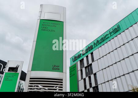 Berlin, Allemagne, 15.07.26, La publicité numérique Uber Eats est affichée sur des colonnes médiatiques à côté de l'Uber Eats Music Hall à Uber Platz à Berlin-Friedri Banque D'Images