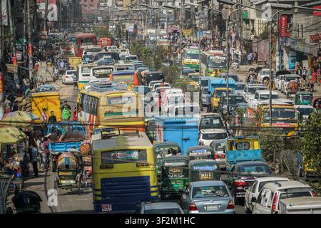 Dacca, Bangladesh - 26 février 2017 : Une prise en grand angle montre une rue à plusieurs voies dense remplie de voitures, bus, riquets et autres véhicules dans le Banque D'Images