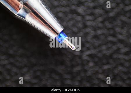 Grossissement de la pointe d'un stylo à bille avec cartouche d'encre bleue. Banque D'Images