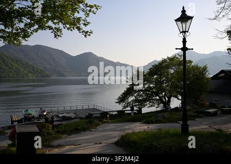 Une vue tranquille du lac Chuzenji au coucher du soleil dans le parc national de Nikko, préfecture de Tochigi, Japon. Entouré de montagnes boisées, le rivage du lac, petit p Banque D'Images