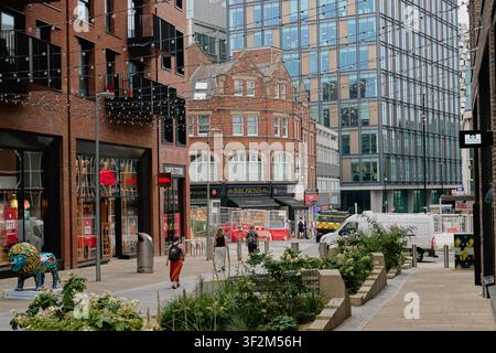 Piétons marchant sur Charles Street près de la vitrine du bijoutier Browns, bureaux en verre modernes et bâtiments en brique au centre-ville de Sheffield, Angleterre Banque D'Images