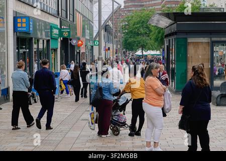 Foules de piétons et de clients dans la rue piétonne animée de The Moor près de Greggs à Sheffield, South Yorkshire, Angleterre, Royaume-Uni. Banque D'Images