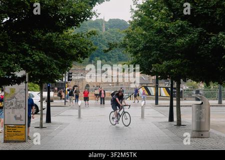 Un cycliste descendant Howard Street vers un passage piéton avec les terrains du Monument de la Choléra en arrière-plan, Sheffield, Angleterre, Royaume-Uni. Banque D'Images