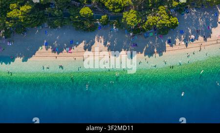 Vue aérienne de dessus de la plage de Punta Rata au matin avec de longues ombres à Brela, en Croatie Banque D'Images