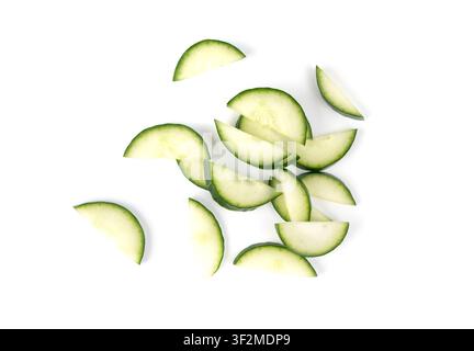 Demi-cucurbitacées isolées, rondelles de concombre, découpes de légumes verts pour salade isolées, morceaux de plantes naturels et sains, macro découpe de concombres sur Banque D'Images