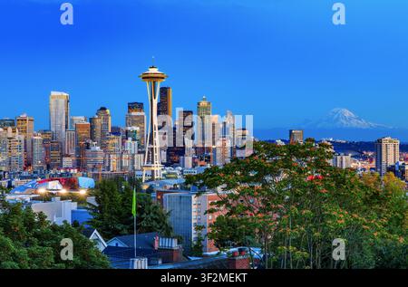 Paysage urbain du centre de Seattle et mont Rainier, Washington. États-Unis d'Amérique. Banque D'Images