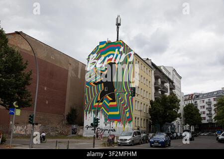 Berlin, Allemagne. 19 juillet 2026. Une grande fresque murale promouvant la candidature de Berlin pour l'organisation des Jeux Olympiques et Paralympiques est visible sur le côté d'un immeuble résidentiel le dimanche 19 juillet 2026 à Berlin, en Allemagne. (Photo de Michael Kuenne/PRESSCOV/Sipa USA) Credit: Sipa USA/Alamy Live News Banque D'Images