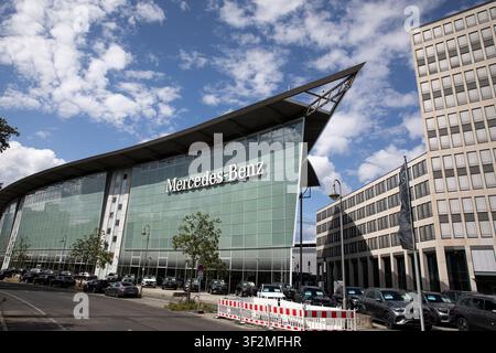 Berlin, Allemagne. 19 juillet 2026. Un concessionnaire Mercedes-Benz est vu le dimanche 19 juillet 2026 à Berlin, en Allemagne. Mercedes-Benz est l'un des plus grands fabricants automobiles allemands, disposant d'un vaste réseau de distribution et de service desservant les clients en Allemagne et sur les marchés internationaux. (Photo de Michael Kuenne/PRESSCOV/Sipa USA) Credit: Sipa USA/Alamy Live News Banque D'Images