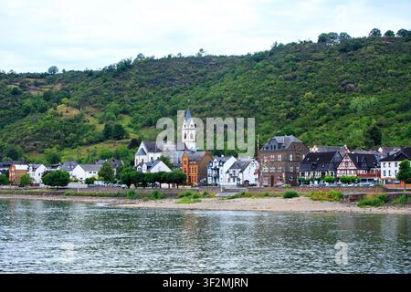 Croisière pittoresque le long du Rhin en Allemagne, avec le joli village riverain de Kampbornhoffn et un arrière-plan montagneux Banque D'Images