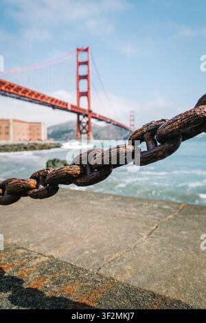 Le Golden Gate Bridge vu au-delà d'une chaîne maritime rouillée le long du front de mer de San Francisco en Californie, États-Unis. Banque D'Images