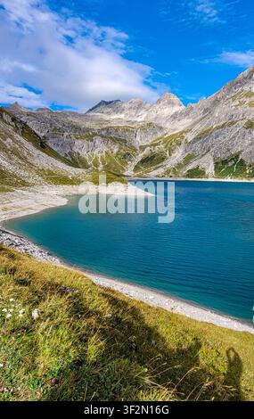 Vue panoramique époustouflante du lac de montagne Lunersee entouré des Alpes de Ratikon en Autriche. Banque D'Images