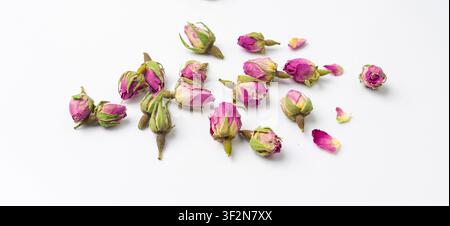 Boutons de rose secs, pétales de rose pour un thé aux fleurs roses, boutons de rose perses séchés, boutons de rose fleurs texturées isolés sur fond blanc Banque D'Images