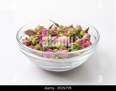 Boutons de rose secs, pétales de rose pour un thé aux fleurs roses, boutons de rose perses séchés, boutons de rose fleurs texturées isolés sur fond blanc Banque D'Images