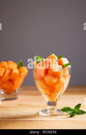 Morceaux de melon fraîchement coupés dans un bol en verre Banque D'Images