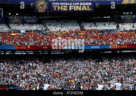 New Jersey, États-Unis. 19 juillet 2026. Les fans sont vus avant le match final entre l'Espagne et l'Argentine lors de la Coupe du Monde de la FIFA 2026 au New York New Jersey Stadium, États-Unis, le 19 juillet 2026. Crédit : Li Ming/Xinhua/Alamy Live News Banque D'Images