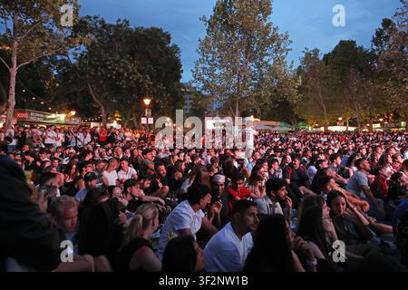Les fans sont rassemblés pour regarder la finale de la Coupe du monde de la FIFA 2026 Espagne-Argentine sur la place Liberty à Budapest, Hongrie Banque D'Images