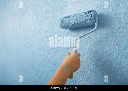 Main avec rouleau peinture texture mur, gros plan Banque D'Images