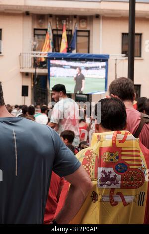 Picanya, Valence, Espagne. 19 juillet 2026. Les gens regardent la finale de la Coupe du Monde FIFA 2026 entre l'Espagne et l'Argentine sur un grand écran extérieur à la Plaza España, Picanya, Valence, Espagne. Crédit : Empar Bessó/Alamy Live News Banque D'Images