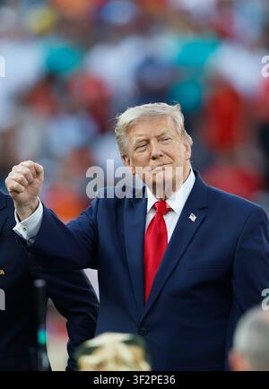 East Rutherford, New Jersey, États-Unis. 19 juillet 2026. Donald Trump, président des États-Unis, gesticule après la finale de la Coupe du monde de la FIFA 2026 entre l'Espagne et l'Argentine au New York New Jersey Stadium le 19 juillet 2026 à East Rutherford, États-Unis. Crédit : Allstar Picture Library Ltd/Alamy Live News Banque D'Images