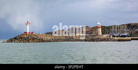Panorama du port de Howth, Dublin, Irlande avec un lampadaire blanc moderne et le phare historique du XIXe siècle - Le 19 mai 1982, le lampadaire Banque D'Images